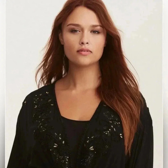 Torrid Black Embroidered Challis Tie Front Kimono Style Top Like New - Picture 4 of 6